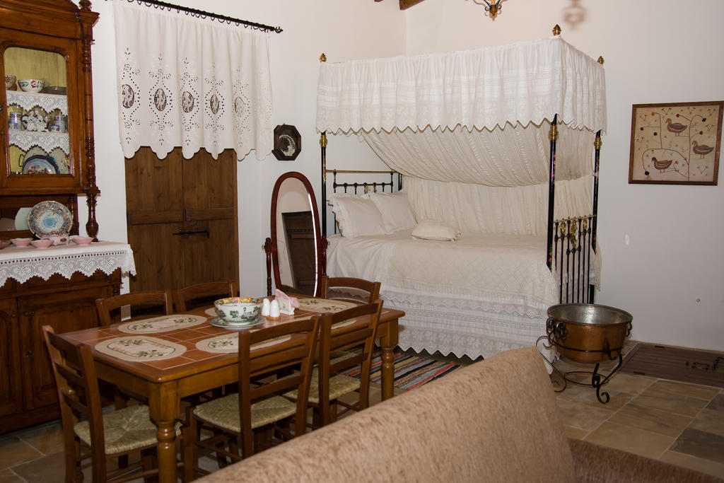 Xenios Cottages Lofou Værelse billede